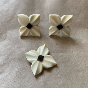 Beautiful ALASKAN IVORY/BLACK HEMITITE earrings